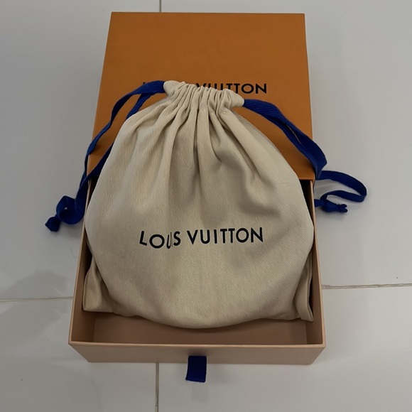 Authentic Louis Vuitton pyramids 40 MM belt - Picture 4 of 5